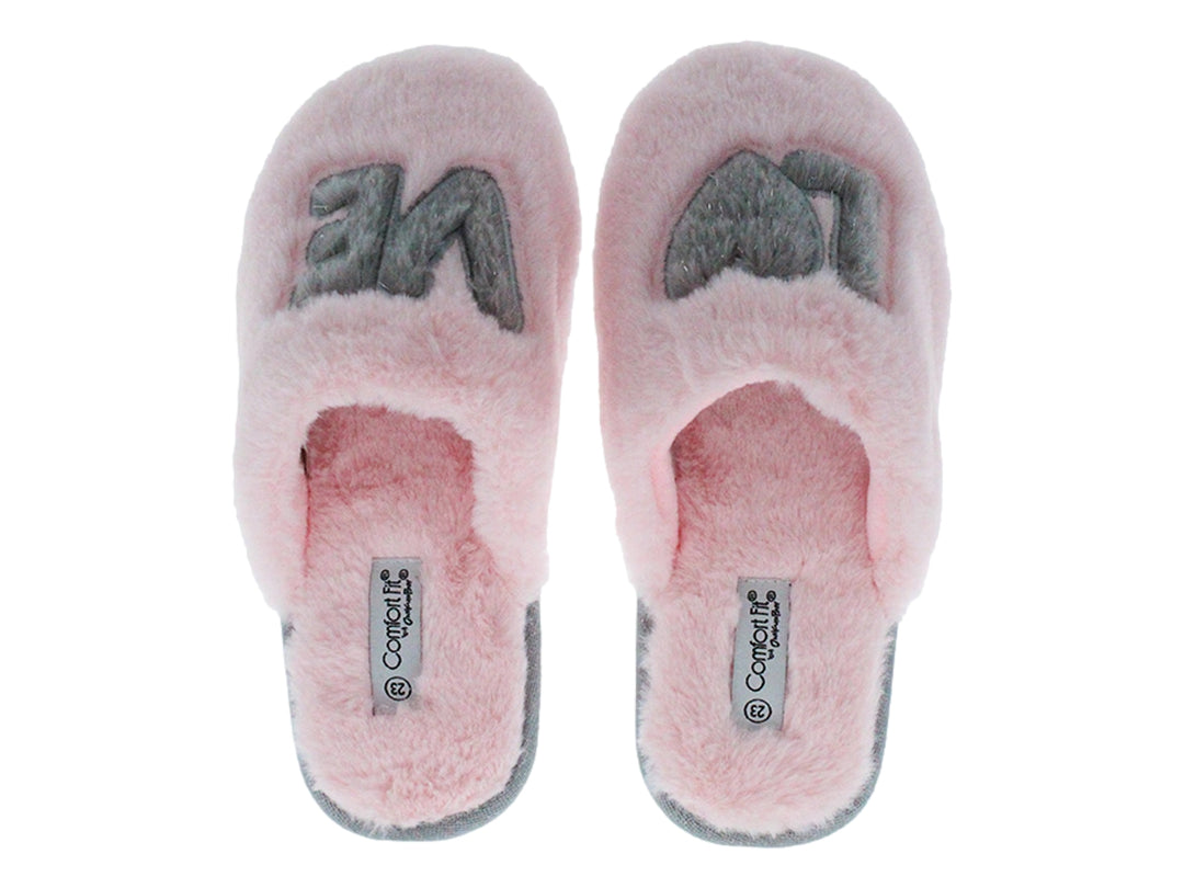 Par de pantuflas color rosa con detalles en gris y textura de peluche suave.