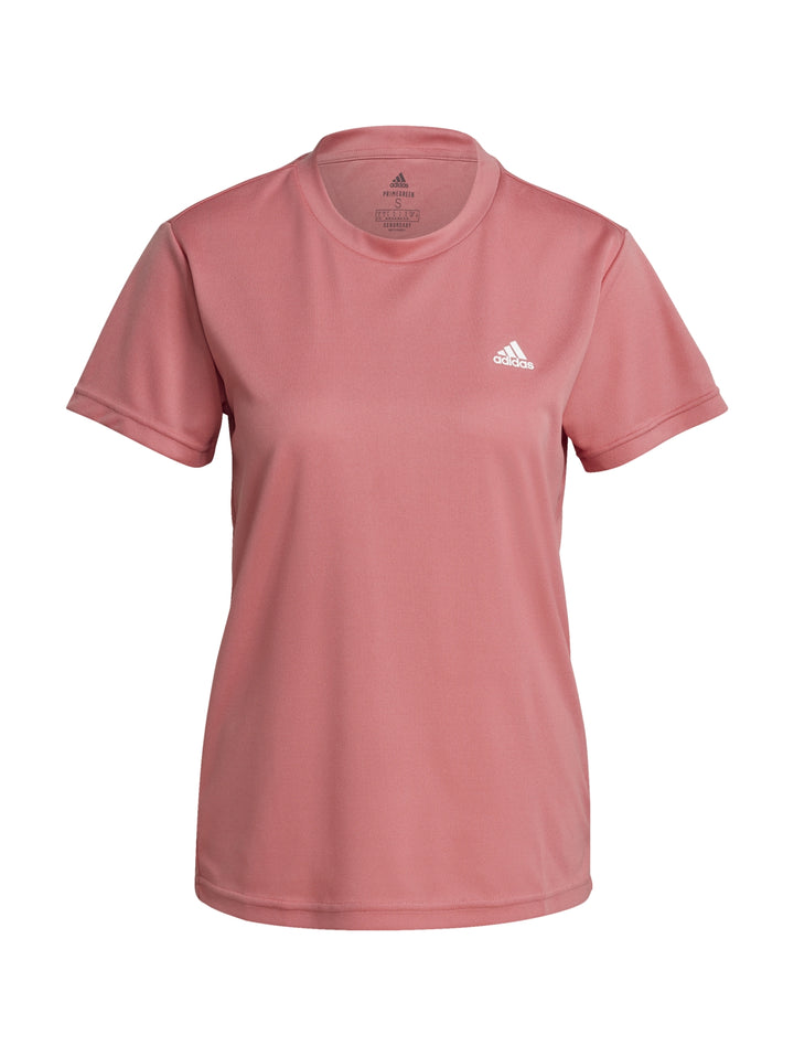 Mujer vistiendo playera deportiva Adidas color rosa con logo blanco en el pecho.