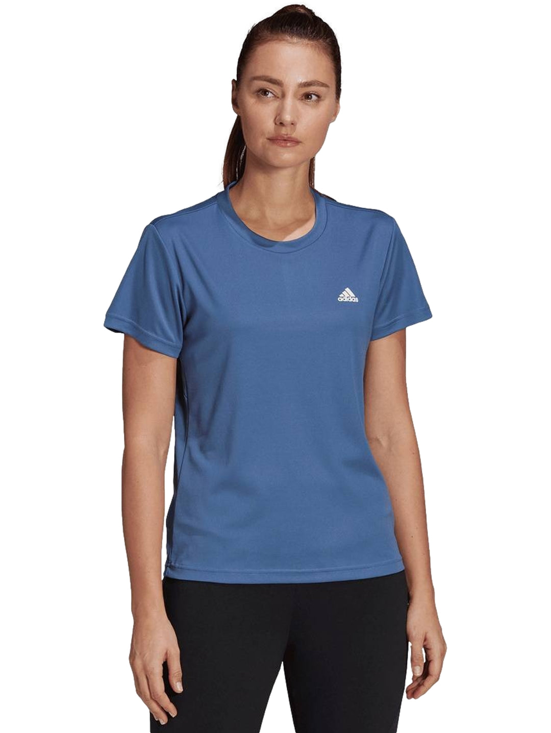 Mujer vistiendo playera deportiva Adidas de color azul con manga corta y cuello redondo.