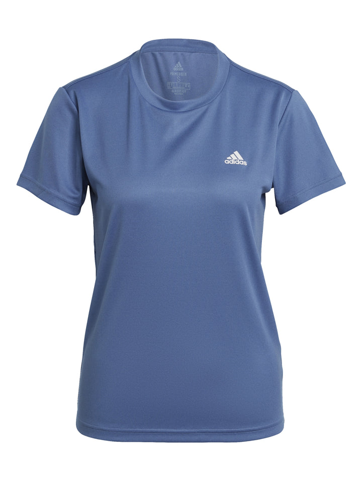 Mujer vistiendo playera deportiva Adidas de color azul con manga corta y cuello redondo.