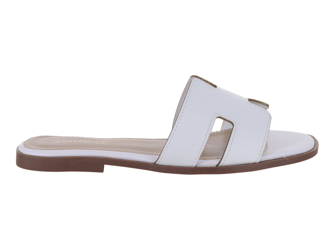 Sandalia slide blanca de cuero con suela marrón.