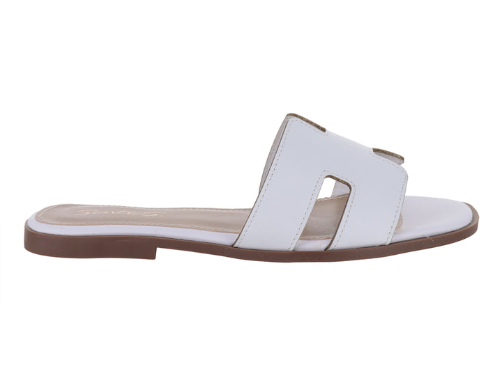Sandalia slide blanca de cuero con suela marrón.