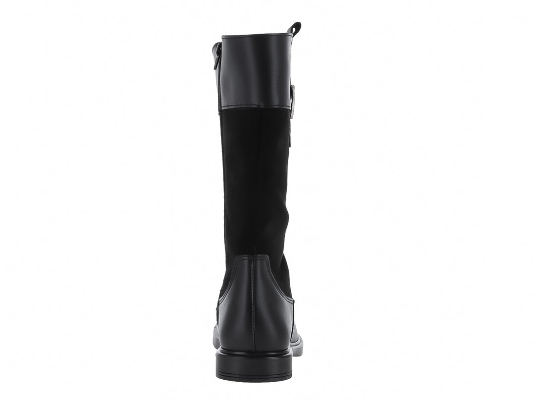 Bota negra de caña alta con adorno de corazón plateado en la parte superior.