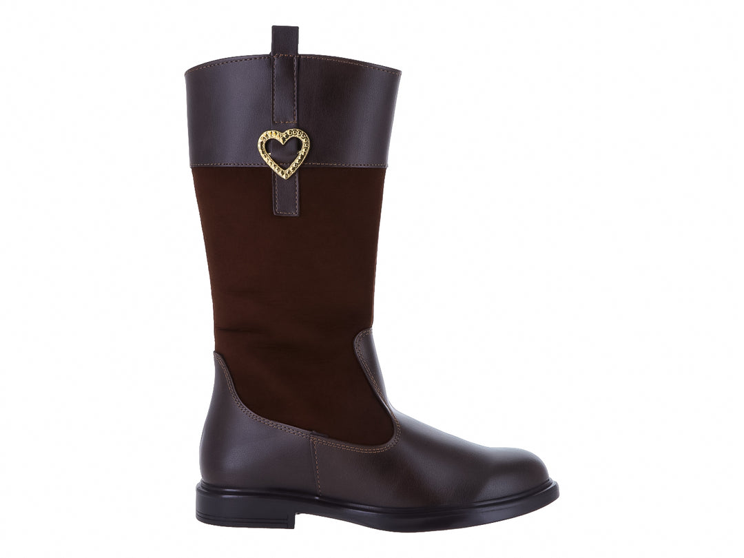 Bota color chocolate para niña con detalle de corazón dorado en la parte superior y suela negra.