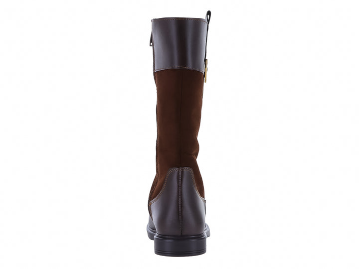 Bota color chocolate para niña con detalle de corazón dorado en la parte superior y suela negra.