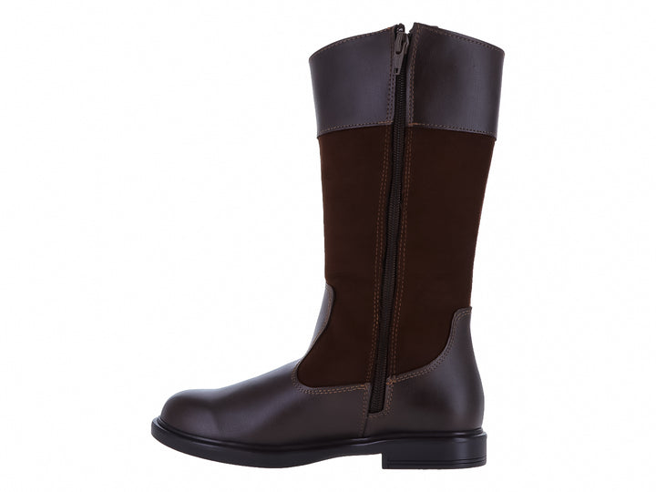 Bota color chocolate para niña con detalle de corazón dorado en la parte superior y suela negra.
