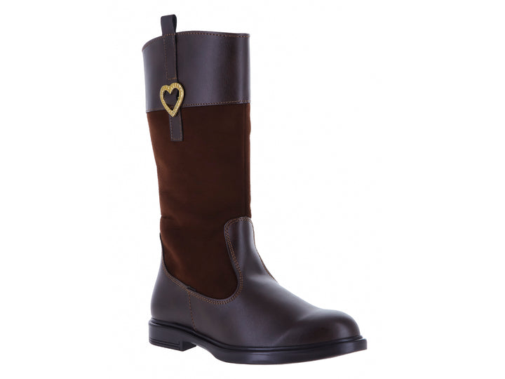 Bota color chocolate para niña con detalle de corazón dorado en la parte superior y suela negra.