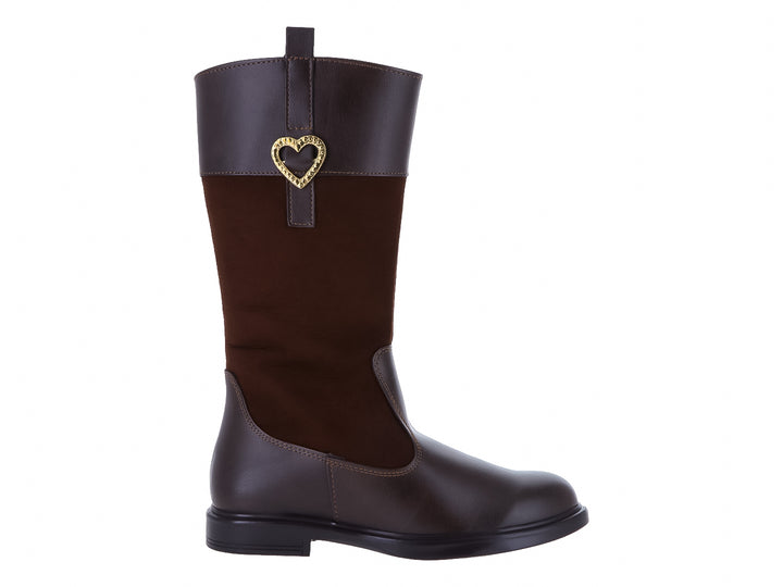 Bota infantil color chocolate con adorno de corazón dorado en la parte superior.