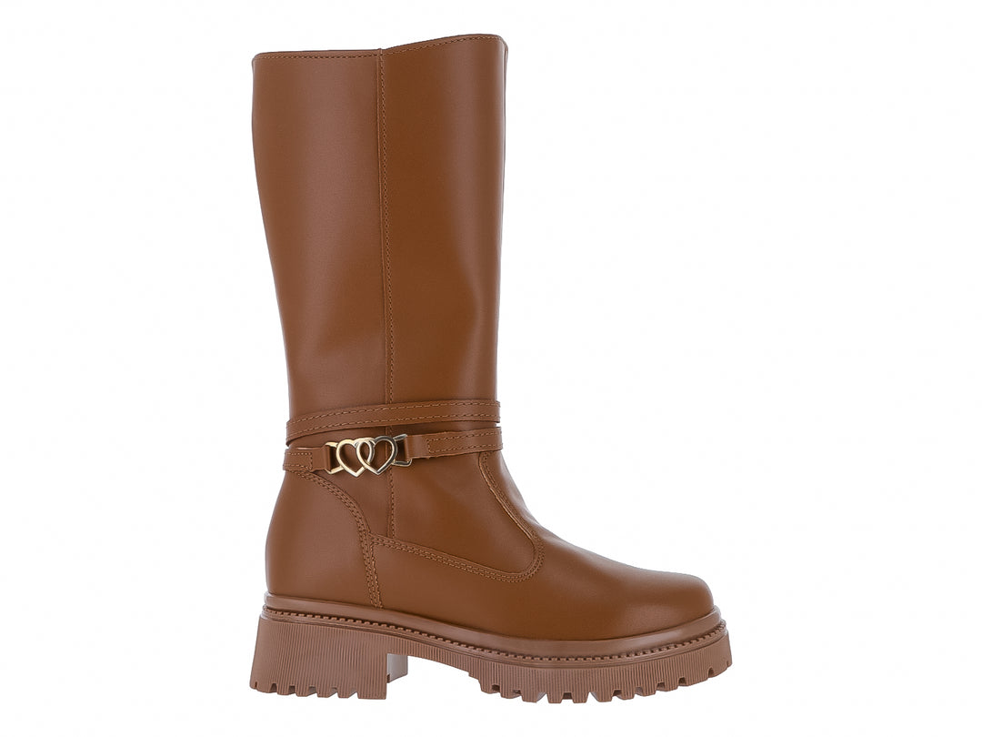 Bota alta color camel con suela track y detalle de correa con hebilla de corazón dorado.