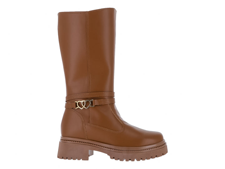 Bota color camel de caña alta con suela track y detalle de hebilla en forma de corazón.