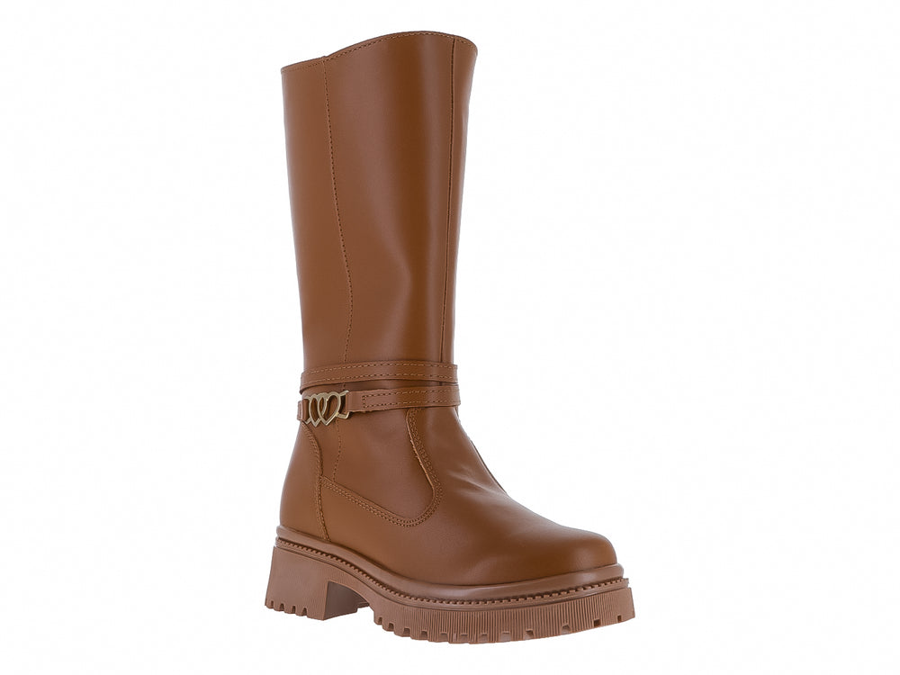Bota color camel de caña alta con suela track y detalle de hebilla en forma de corazón.