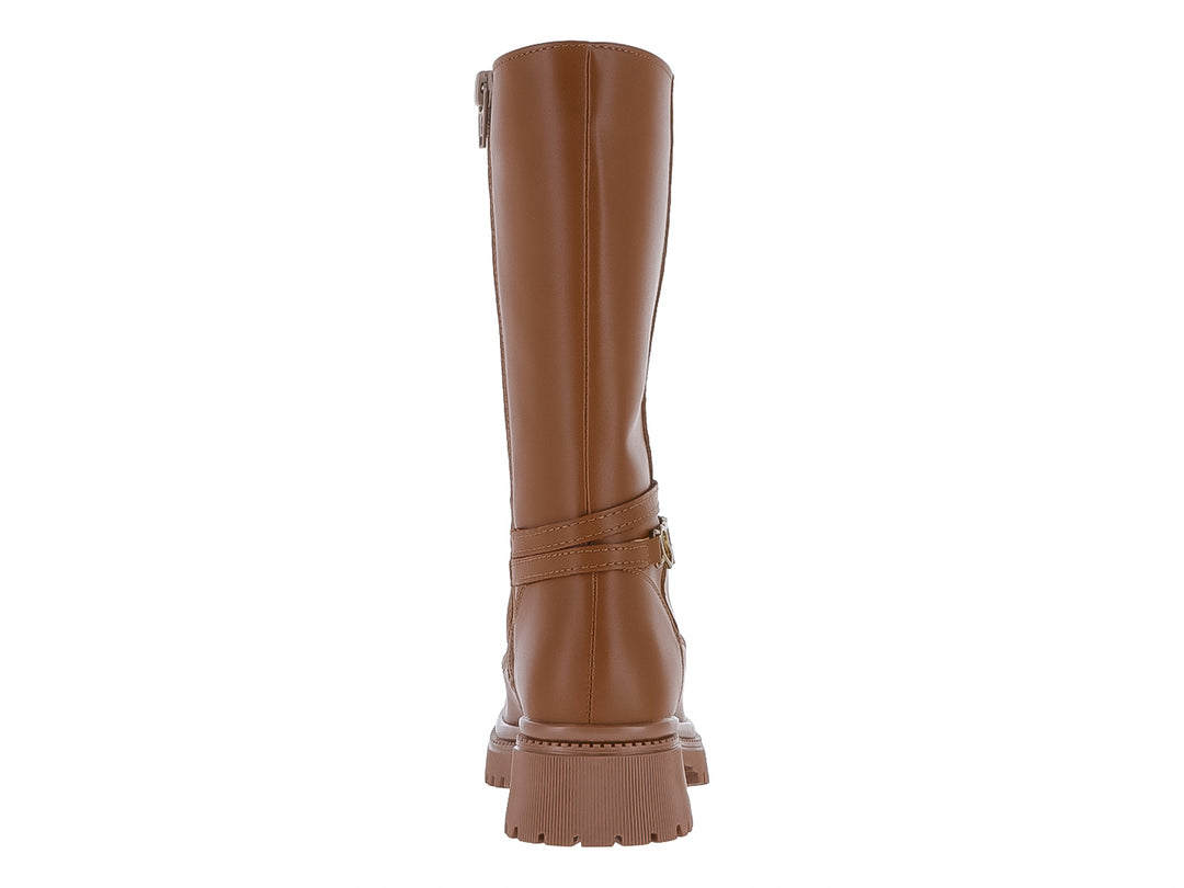 Botas color camel de caña alta con suela track y correa decorativa con detalle de corazón dorado.