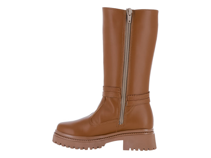 Botas color camel de caña alta con suela track y correa decorativa con detalle de corazón dorado.