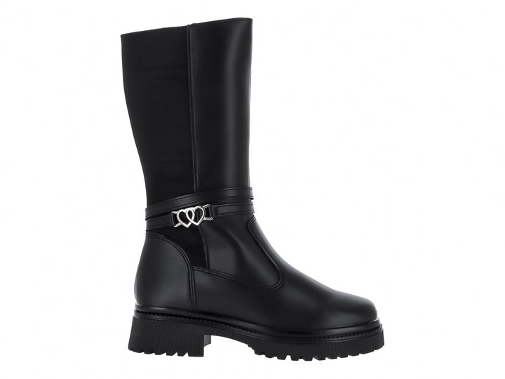 Bota alta color negro con detalle de corazón plateado y suela track.