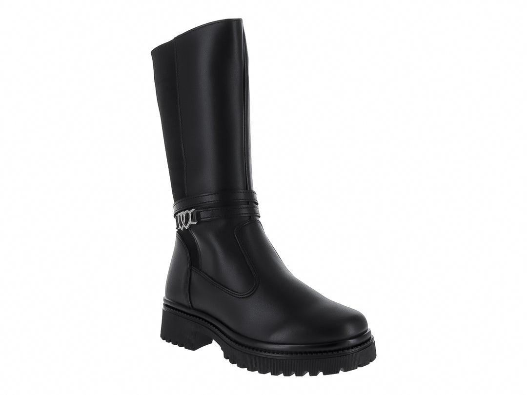 Bota alta color negro con detalle de corazón plateado y suela track.