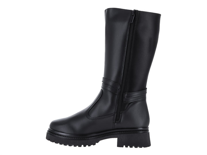 Bota alta color negro con detalle de corazón plateado y suela track.
