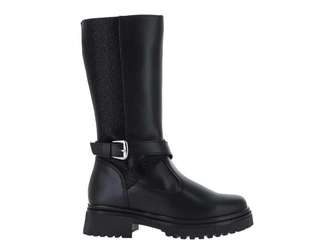 Bota negra de cuello alto con hebilla plateada y suela track robusta.