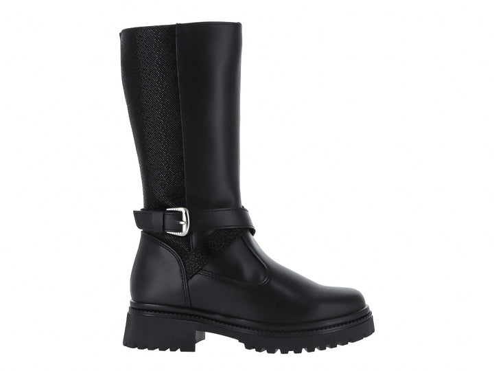 Bota negra de cuello alto con hebilla plateada y suela track robusta.