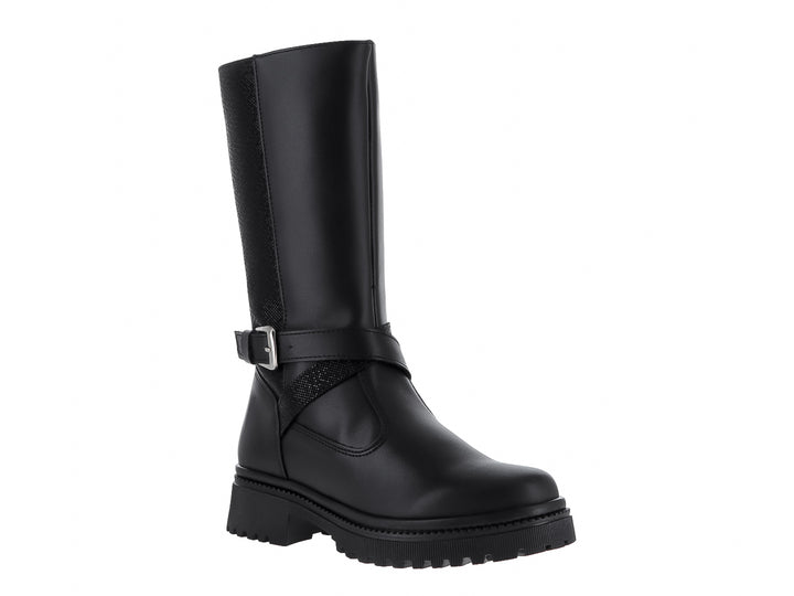 Bota alta negra con hebilla plateada y suela track robusta.