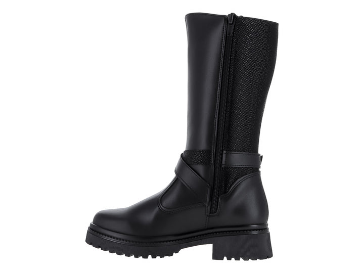 Bota alta negra con hebilla plateada y suela track robusta.