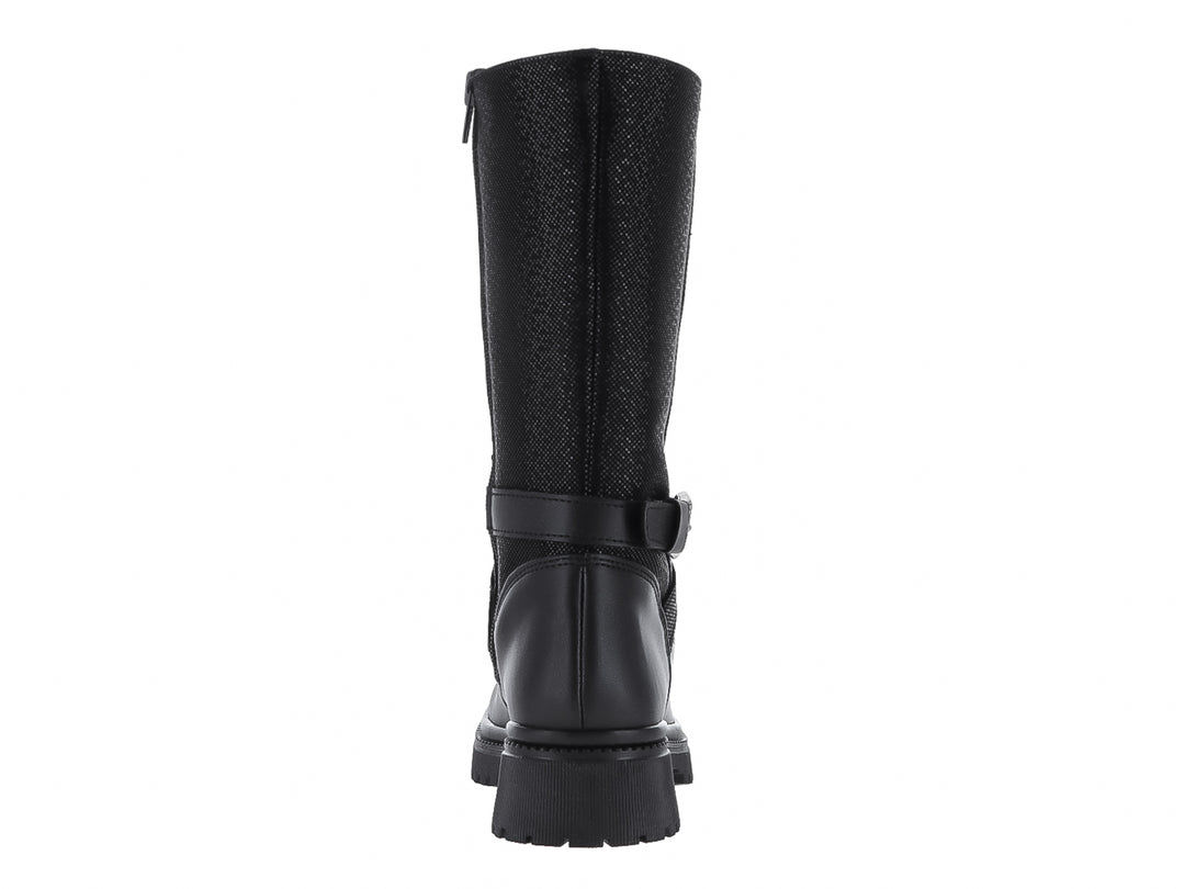 Bota negra de caña alta con hebilla plateada y suela track para niña.