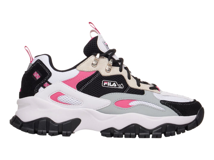 Tenis deportivos FILA color blanco, negro y rosa con suela gruesa y robusta.