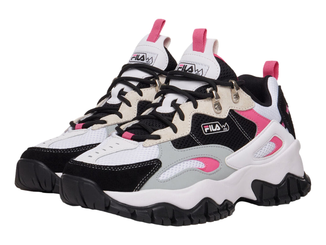 Tenis deportivos FILA color blanco, negro y rosa con suela gruesa y robusta.