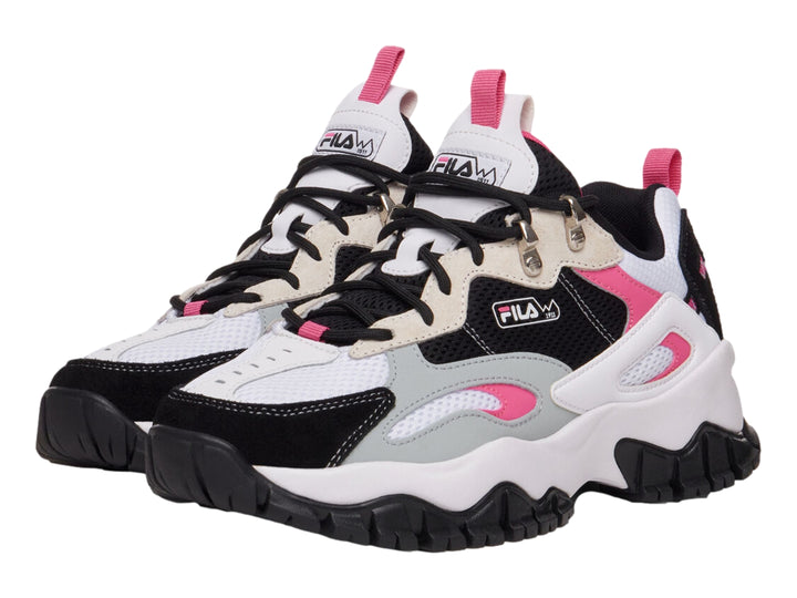 Tenis deportivos FILA color blanco, negro y rosa con suela gruesa y robusta.
