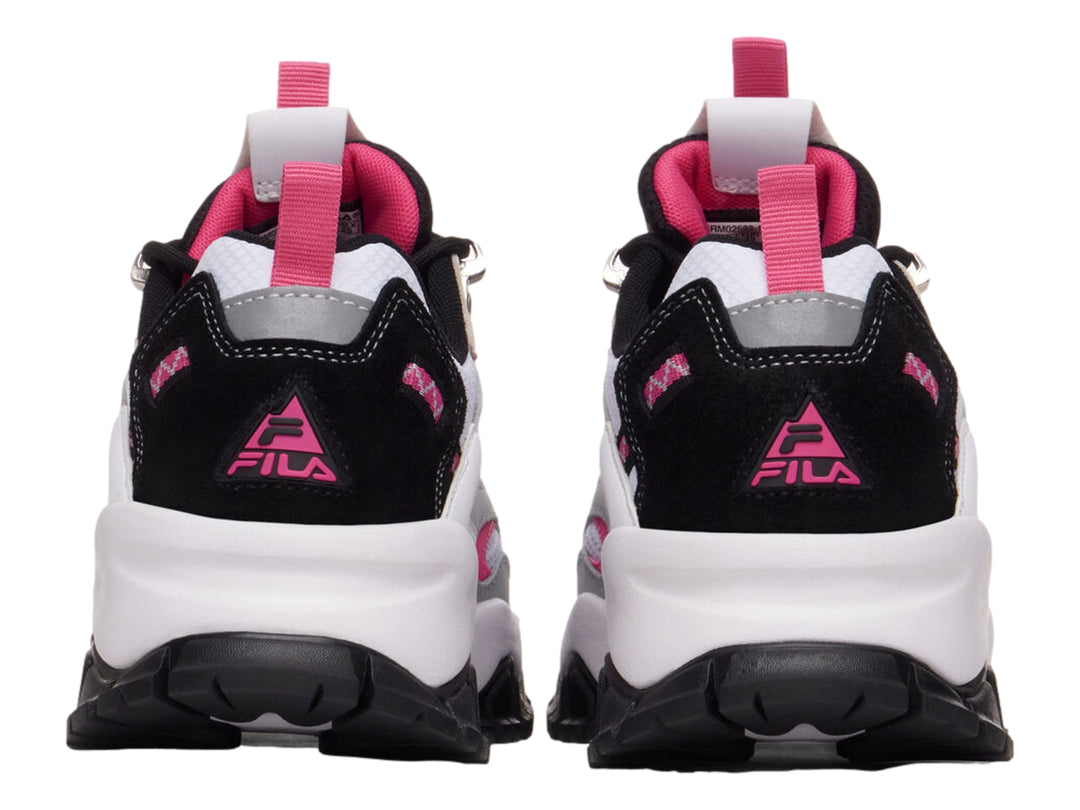 Tenis deportivos FILA color blanco, negro y rosa con suela gruesa y robusta.