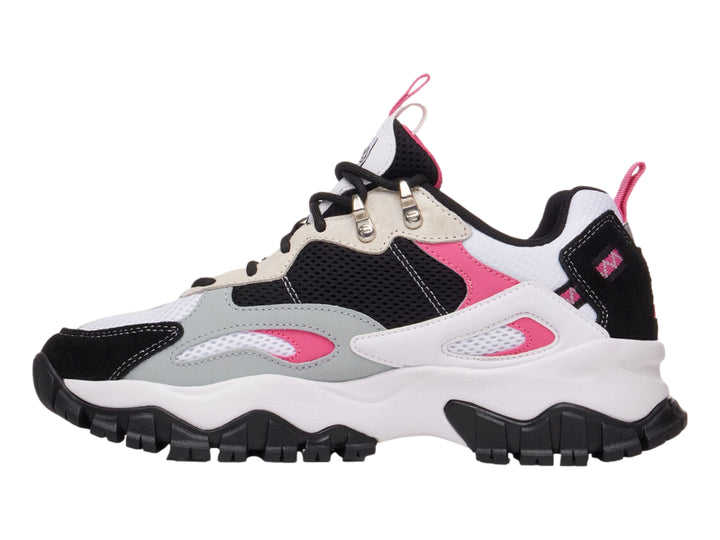 Tenis deportivos FILA color blanco, negro y rosa con suela gruesa y robusta.