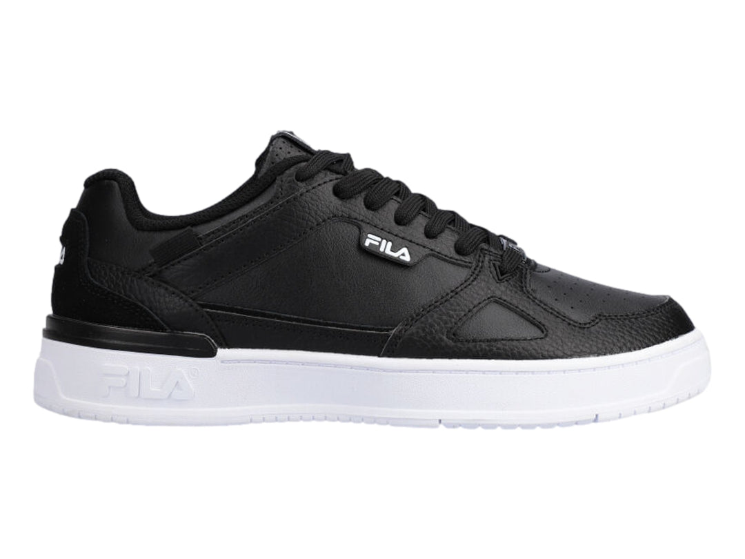 Tenis FILA Skypass Low en color negro con suela blanca y logotipo blanco lateral.