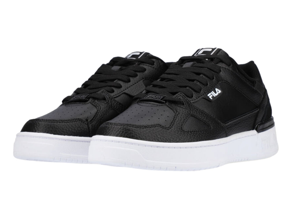 Tenis FILA Skypass Low en color negro con suela blanca y logotipo blanco lateral.