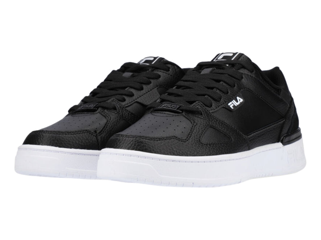 Tenis FILA Skypass Low en color negro con suela blanca y logotipo blanco lateral.