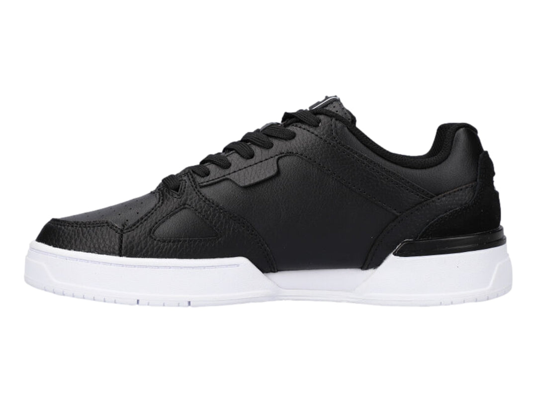 Tenis FILA Skypass Low en color negro con suela blanca y logotipo blanco lateral.