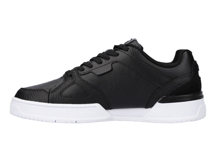 Tenis FILA Skypass Low en color negro con suela blanca y logotipo blanco lateral.