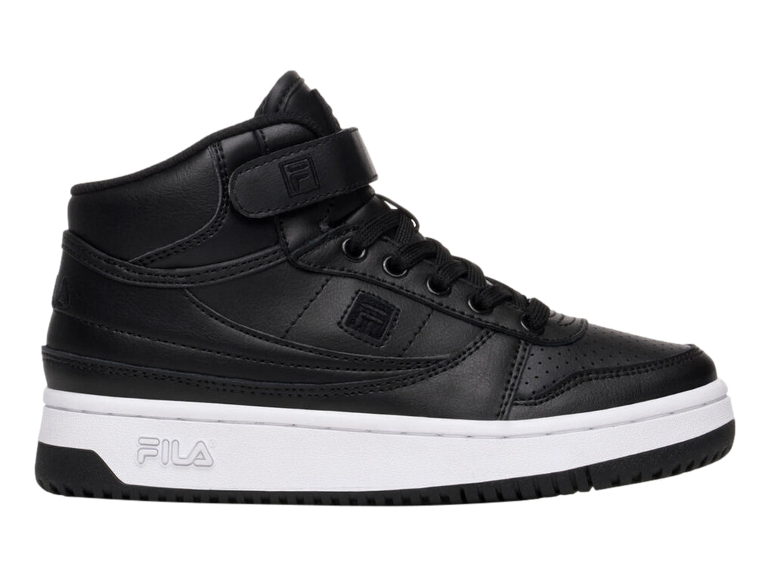 Tenis FILA de bota color negro con suela blanca y correa ajustable en el tobillo.