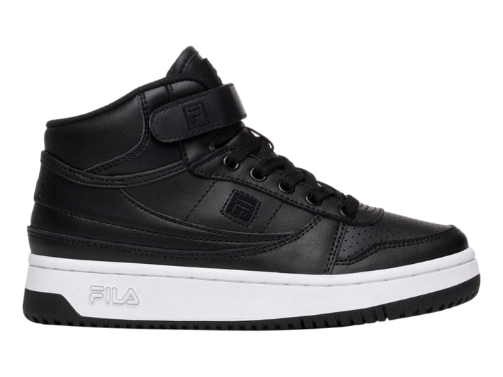 Tenis FILA de bota color negro con suela blanca y correa ajustable en el tobillo.