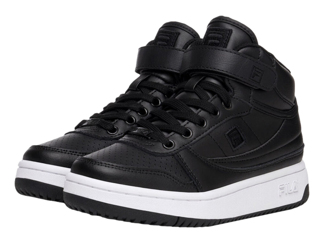 Tenis FILA de bota color negro con suela blanca y correa ajustable en el tobillo.