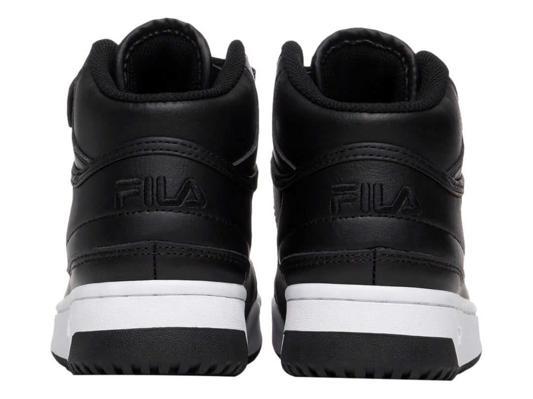 Tenis FILA de bota color negro con suela blanca y correa ajustable en el tobillo.