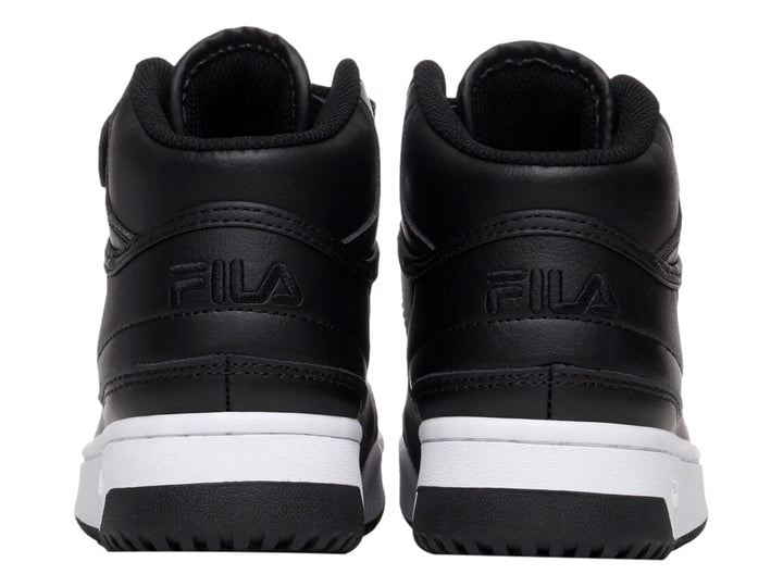 Tenis FILA de bota color negro con suela blanca y correa ajustable en el tobillo.