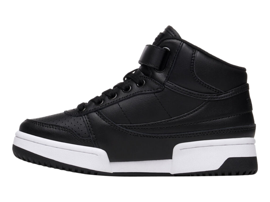 Tenis FILA de bota color negro con suela blanca y correa ajustable en el tobillo.