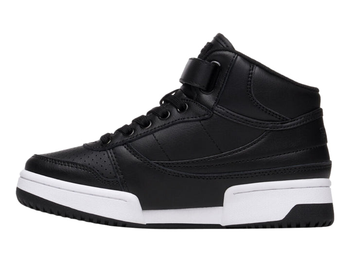 Tenis FILA de bota color negro con suela blanca y correa ajustable en el tobillo.