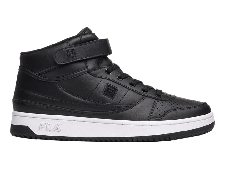 Tenis FILA de bota alta color negro con suela blanca y correa ajustable en el tobillo.
