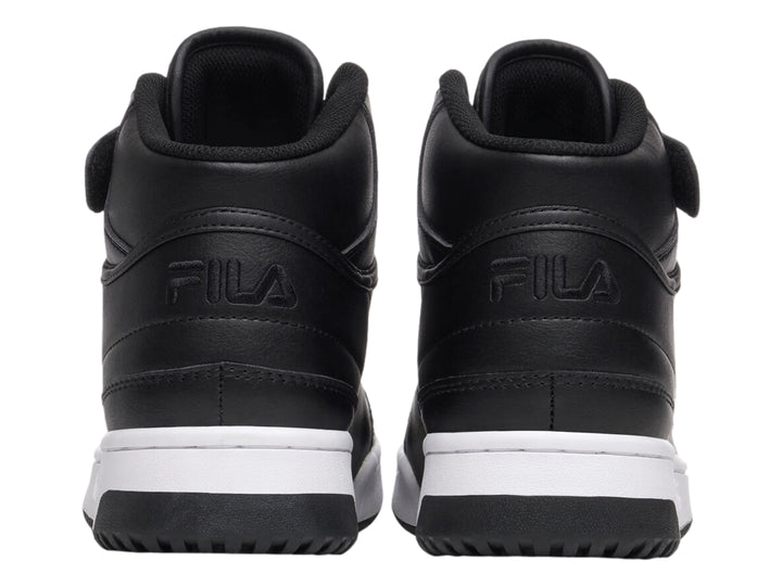 Tenis FILA de bota alta color negro con suela blanca y correa ajustable en el tobillo.