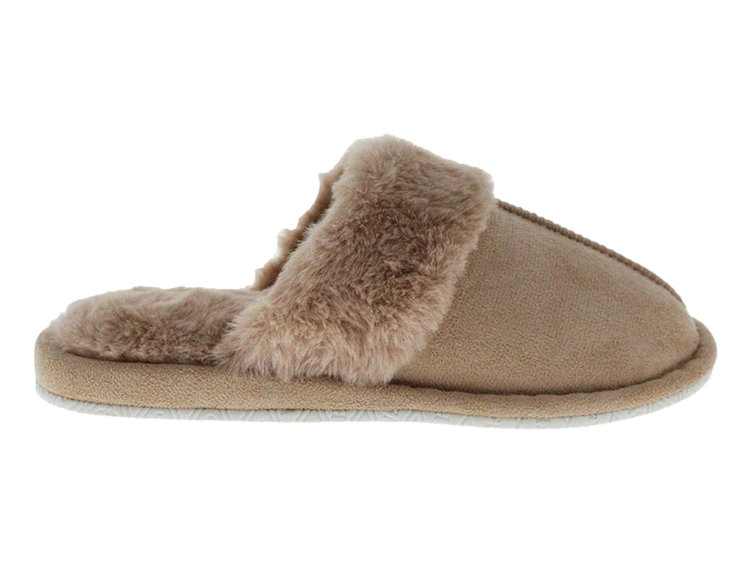 Pantufla color beige con forro interior de piel sintética suave.