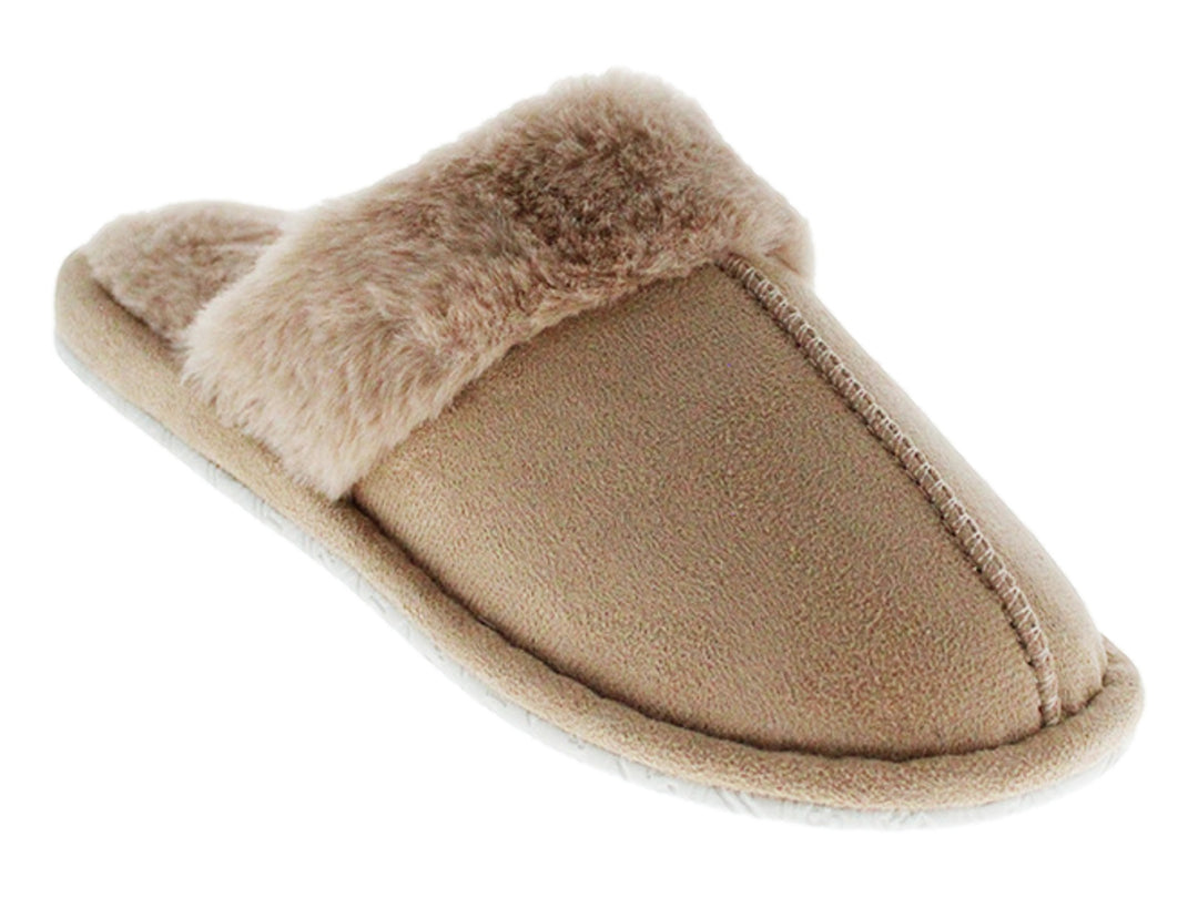 Pantufla color beige con forro interior de piel sintética suave.