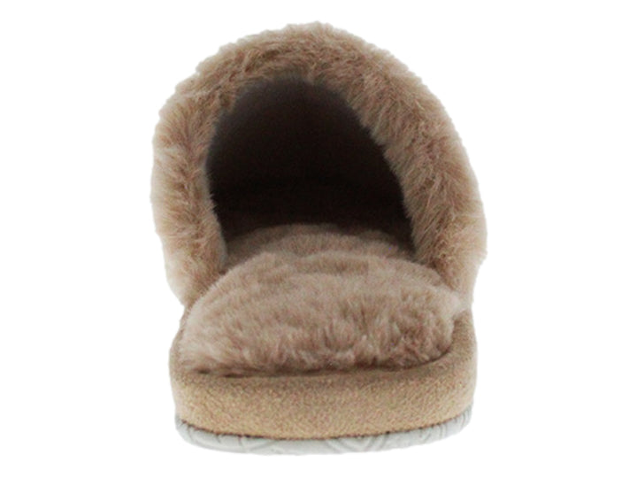 Pantufla color beige con forro interior de piel sintética suave.