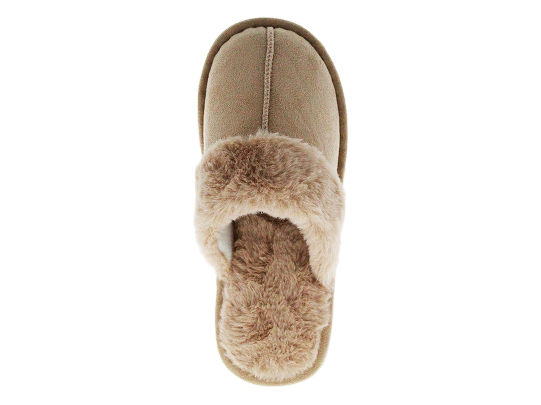 Pantufla color beige con forro interior de piel sintética suave.