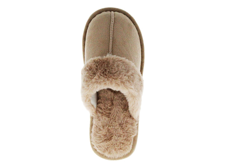 Pantufla color beige con forro interior de piel sintética suave.