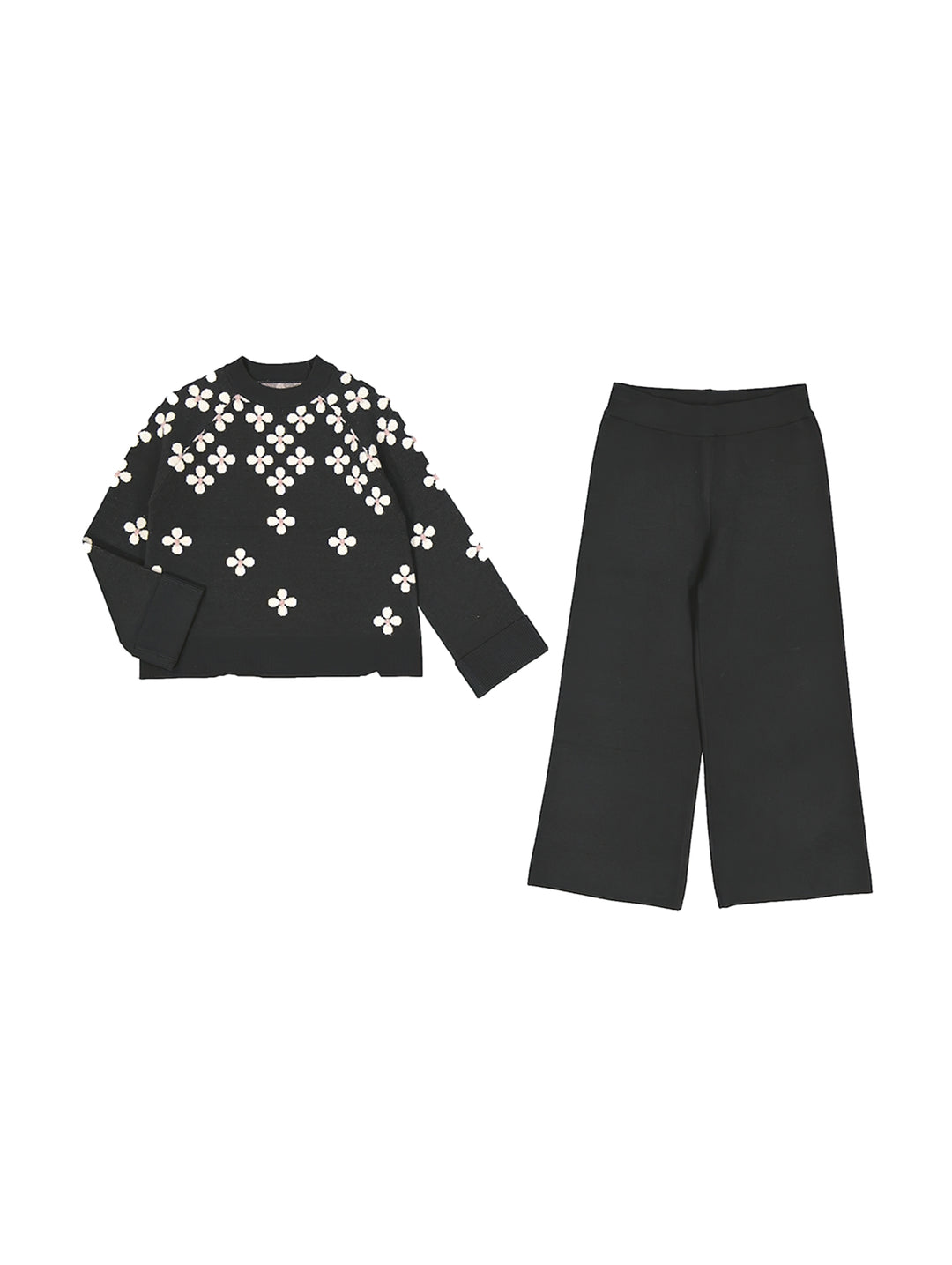 Conjunto infantil negro con suéter adornado con flores blancas y pantalón ancho a juego.
